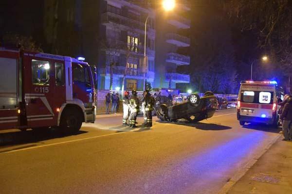 Auto si ribalta davanti allo stadio Piola