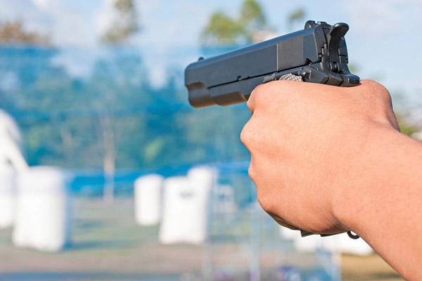 Controlli nell’Aronese: pensionato denunciato per detenzione abusiva di una pistola