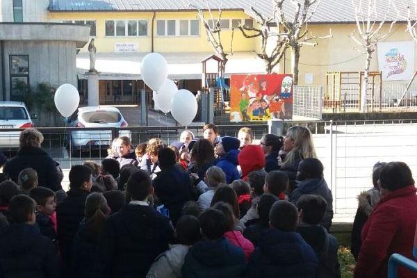 In cielo i palloncini segno di speranza per i tumori infantili