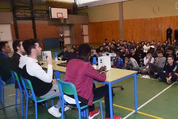 Le scuole si tingono d’azzurro