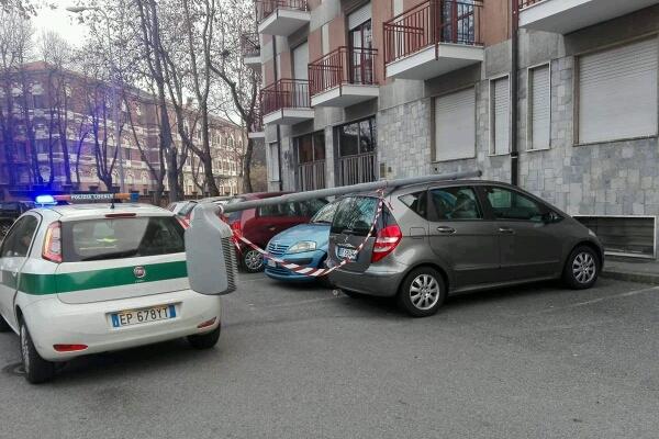Palo cade su un’auto in sosta