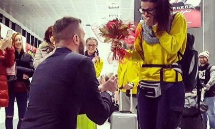 Proposta di matrimonio in aeroporto per una volontaria di Casa Alessia