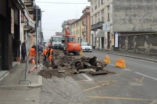 Rifacimento della fognatura, disagi al traffico in via Novara
