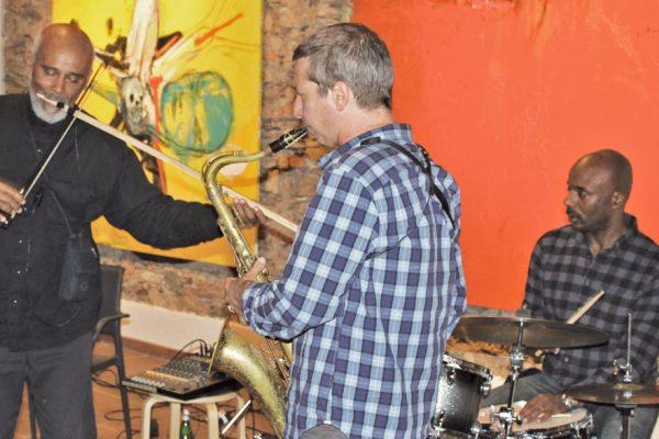 Sound innovativo e strumenti costruiti a mano, il trio Digital Primitives ad Ameno