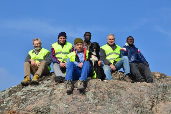 Via rifiuti ed erbacce, gli Alpini di Maggiora hanno sistemato la cima della Pelosa