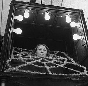 Arona: Tredicino anni ’50, ecco la donna-ragno!