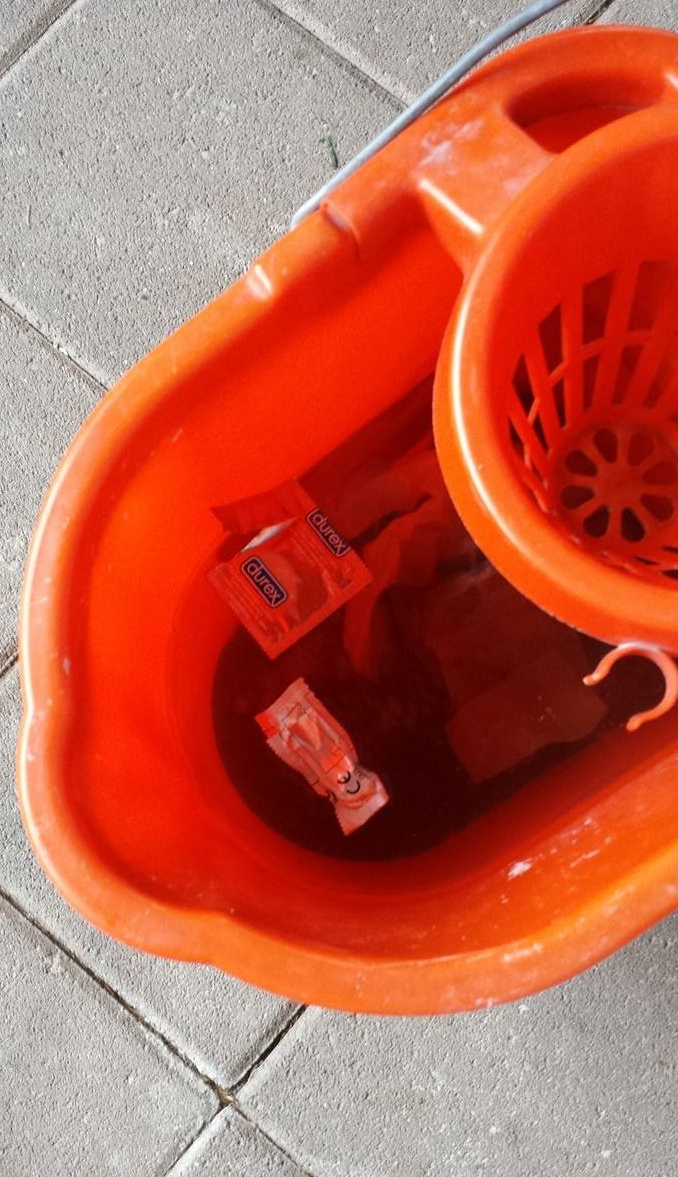 Arona: sesso nei bagni del cimitero