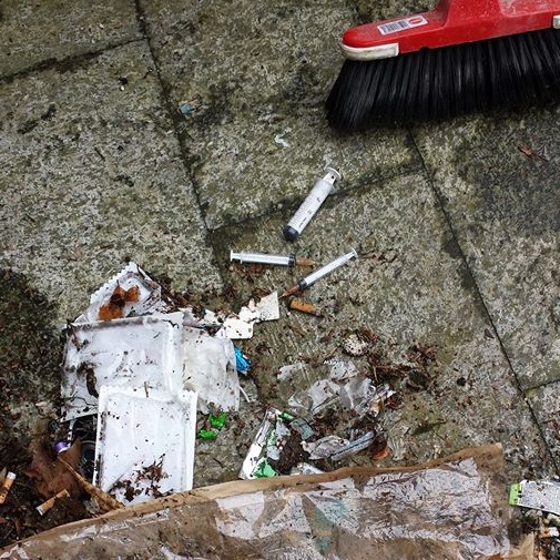 Arona: siringhe nell’area del cimitero