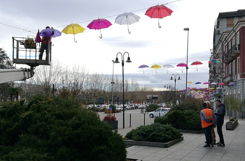 Arona: tornano gli ombrelli in corso Repubblica