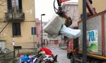 Dà vita a una discarica abusiva davanti a casa