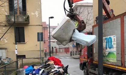 Dà vita a una discarica abusiva davanti a casa