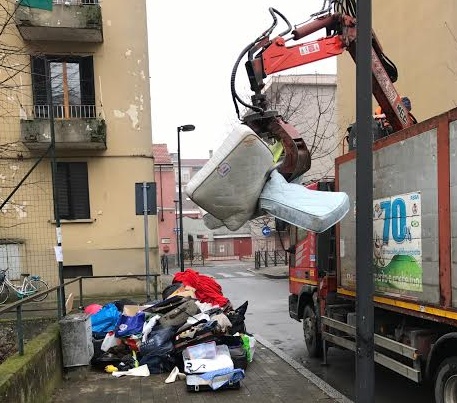 Dà vita a una discarica abusiva davanti a casa