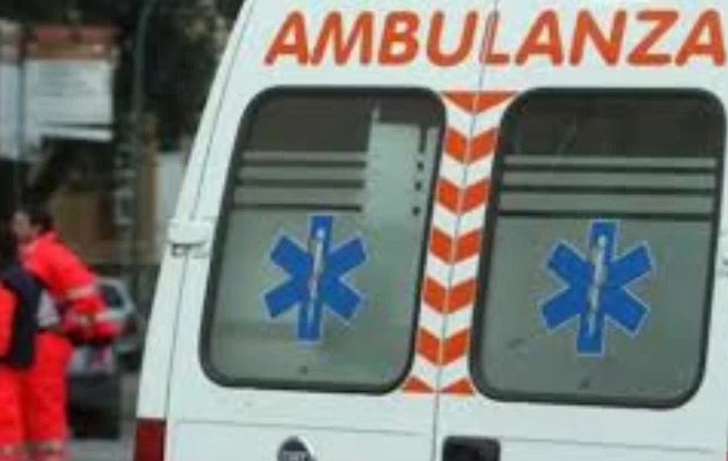 Operaio del Comune centrato da un automobilista