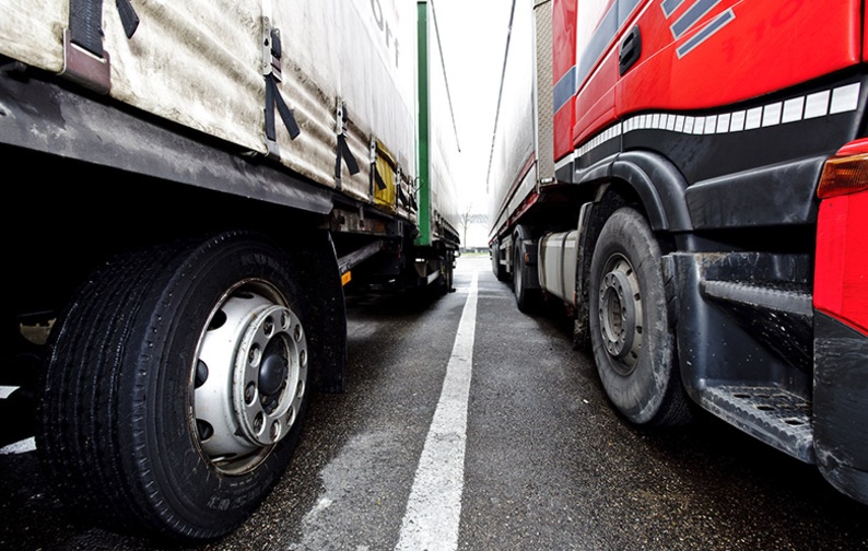 Esplode la gomma di un Tir in autostrada