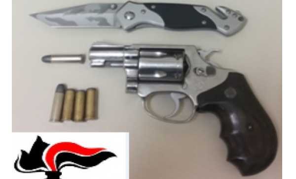 Girava per la città armato di pistola e coltello