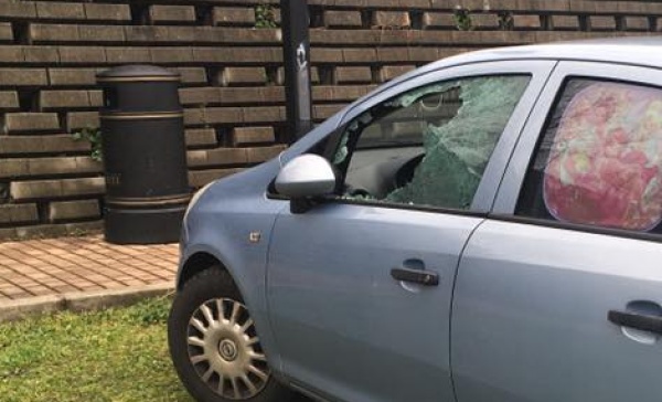 Gli sfondano il finestrino dell’auto: furto o atto vandalico?