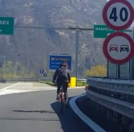 In bici sulla A26: multato