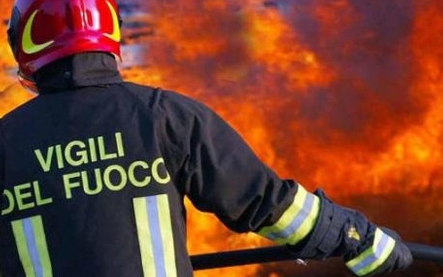 Incendio lungo la ferrovia a Cameri: bus sostitutivi