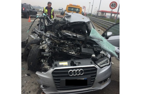 Incidente in tangenziale: automobilista incastrato fra le lamiere