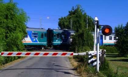 Non si abbassa il passaggio a livello: linea bloccata