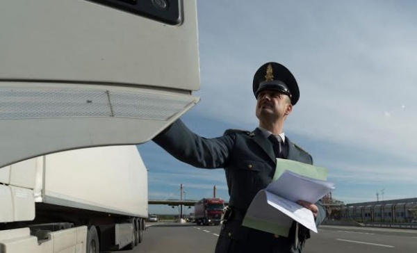 Sequestrati 40.000 gioielli e accessori non sicuri