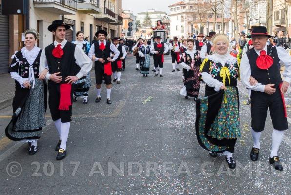 A Galliate sui viali tra musica e coriandoli (FOTOGALLERY)