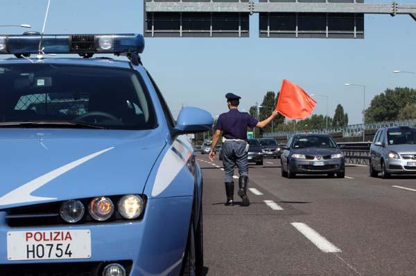 Alla guida ubriaco e con un falso distintivo dell’Arma: per lui due denunce