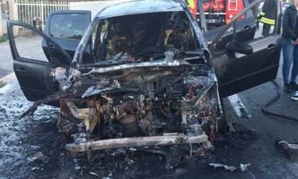 Auto avvolta dalle fiamme a Dormelletto