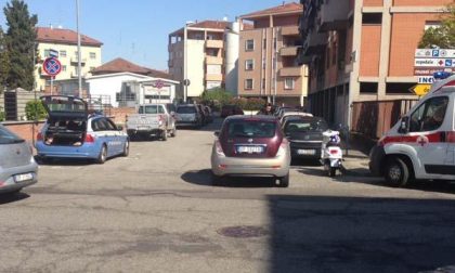 Auto contro scooter, l'automobilista fugge