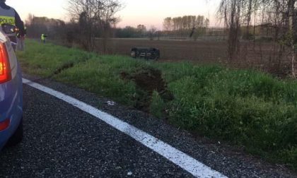 Auto esce di strada a Carpignano sull’A26
