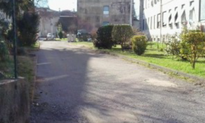 Buche pericolose sui vialetti, primi interventi di “rattoppo”