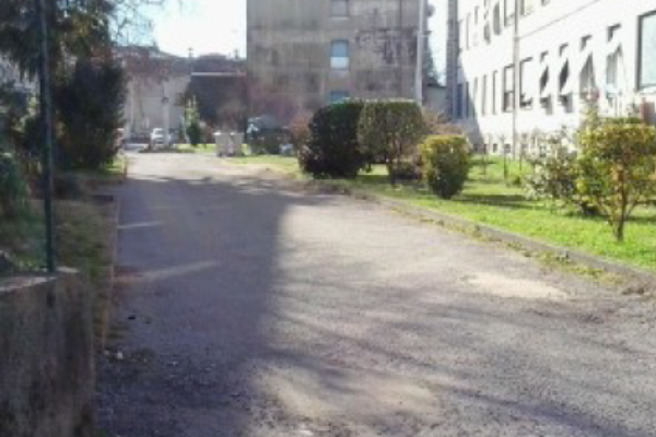 Buche pericolose sui vialetti, primi interventi di “rattoppo”