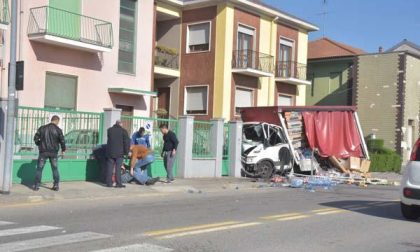 Furgoncino si schianta contro un palo