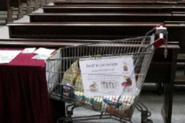 In chiesa è arrivato il “carrello della generosità”