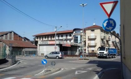 Incidente alla rotonda, pensionata finisce in ospedale