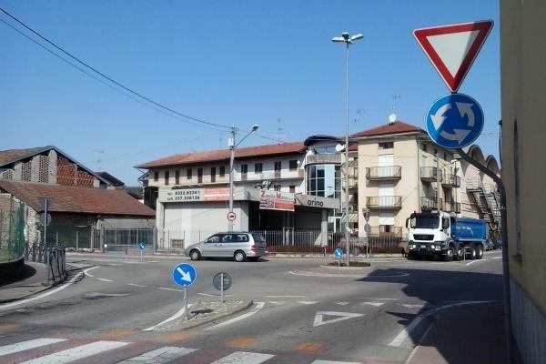 Incidente alla rotonda, pensionata finisce in ospedale