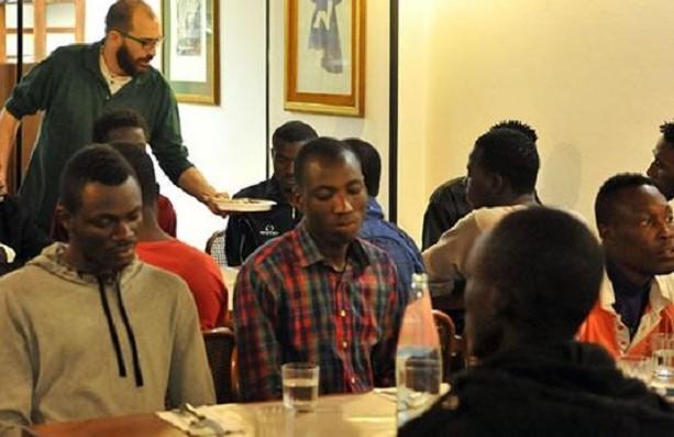 Migranti a Suno, il sindaco incontra i 6 ragazzi nordafricani