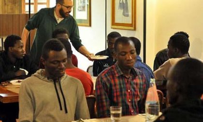 Migranti a Suno, il sindaco incontra i 6 ragazzi nordafricani