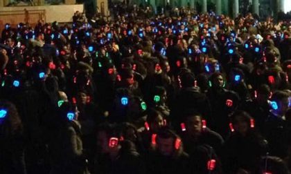 Piazza Duomo diventa una silenziosa discoteca all'aperto