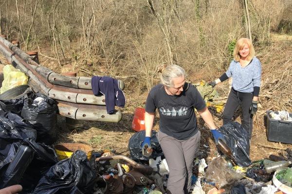 Pneumatici, materassi, wc: tutto quello che finisce nei boschi