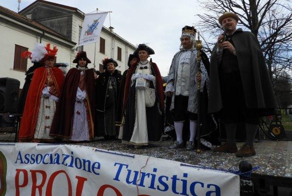 Tanta gente a festeggiare il Carnevale a Cameri (FOTOGALLERY)