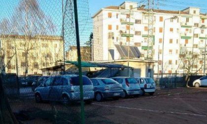 Un parcheggio al posto del campo da tennis
