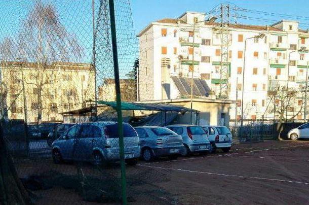 Un parcheggio al posto del campo da tennis