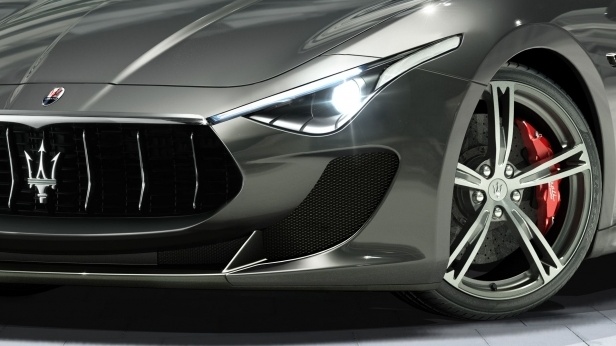 Arona: con la Maserati contromano in pieno centro