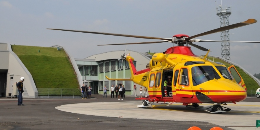 Stresa cade in bici e batte la testa: grave al Maggiore