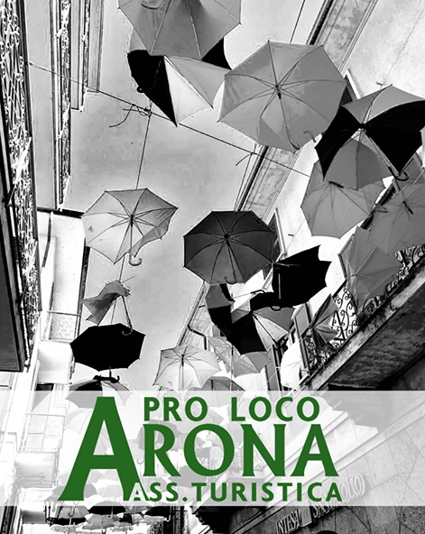 Arona saluta gli ombrelli colorati