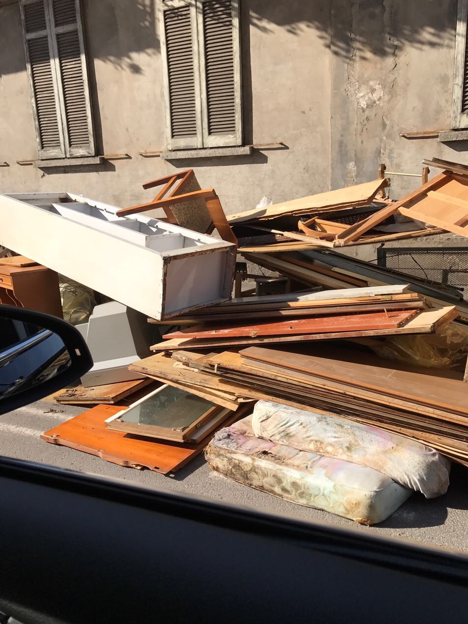 Arona: sgomberano l’appartamento e buttano tutto in strada