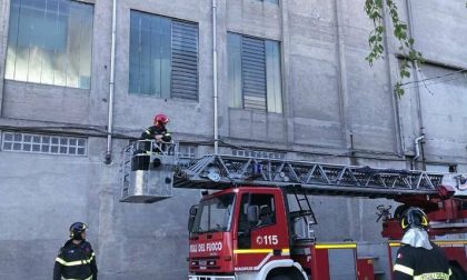Borgomanero: cornicione cade su un'auto, un ferito