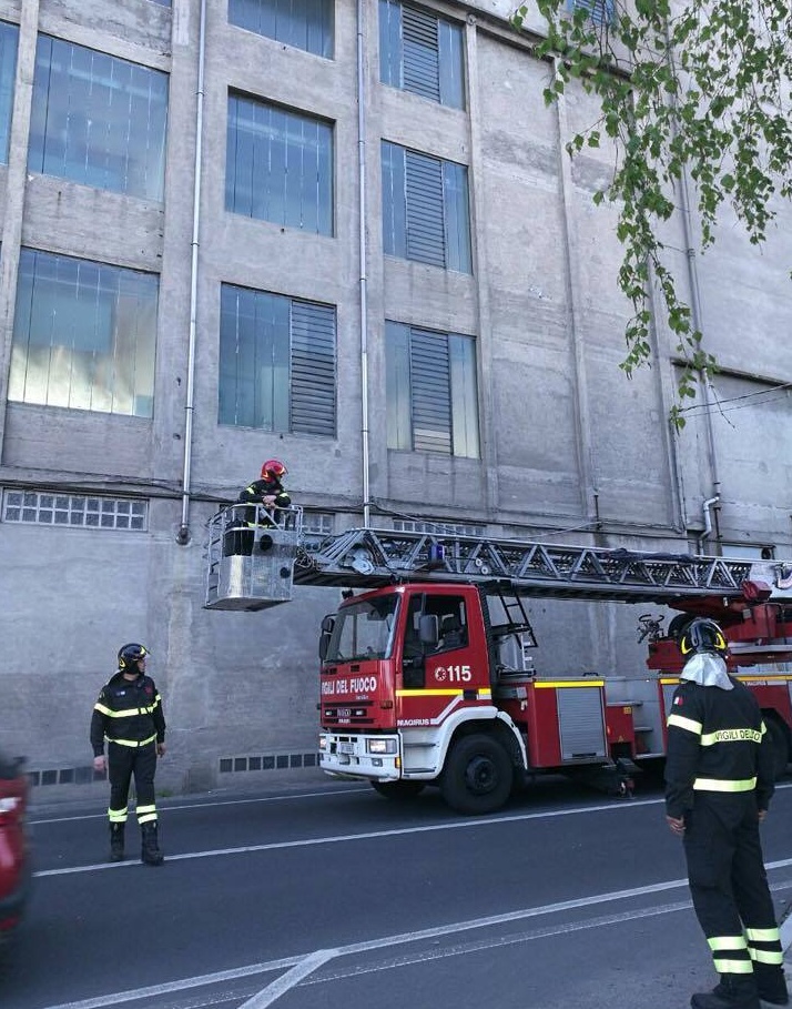 Borgomanero: cornicione cade su un’auto, un ferito