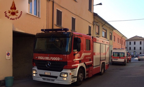 Cade in casa, ma non riesce ad aprire ai soccorritori: intervengono i vigili del fuoco